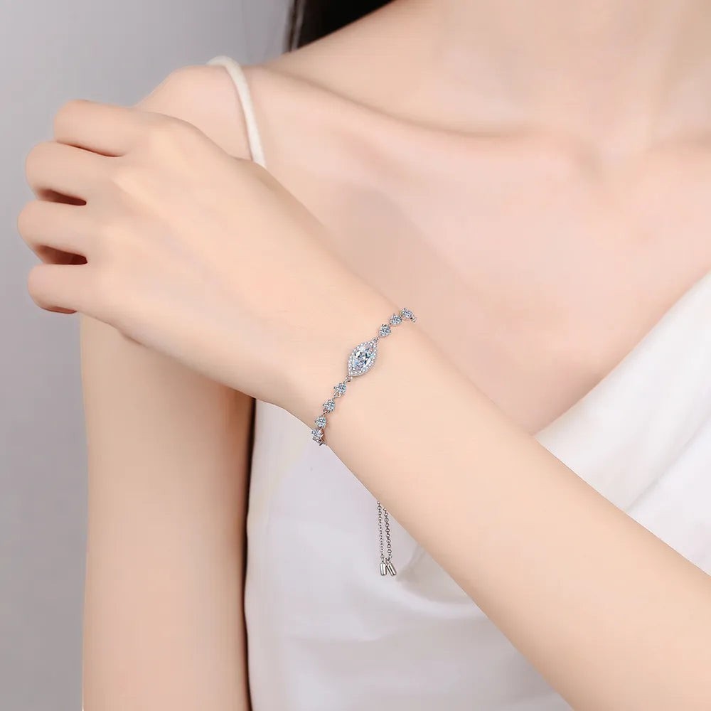 Zijaanzicht van een model dat de elegante ModaMelhor zilveren moissanite armband met de marquise-geslepen steen om de pols draagt.