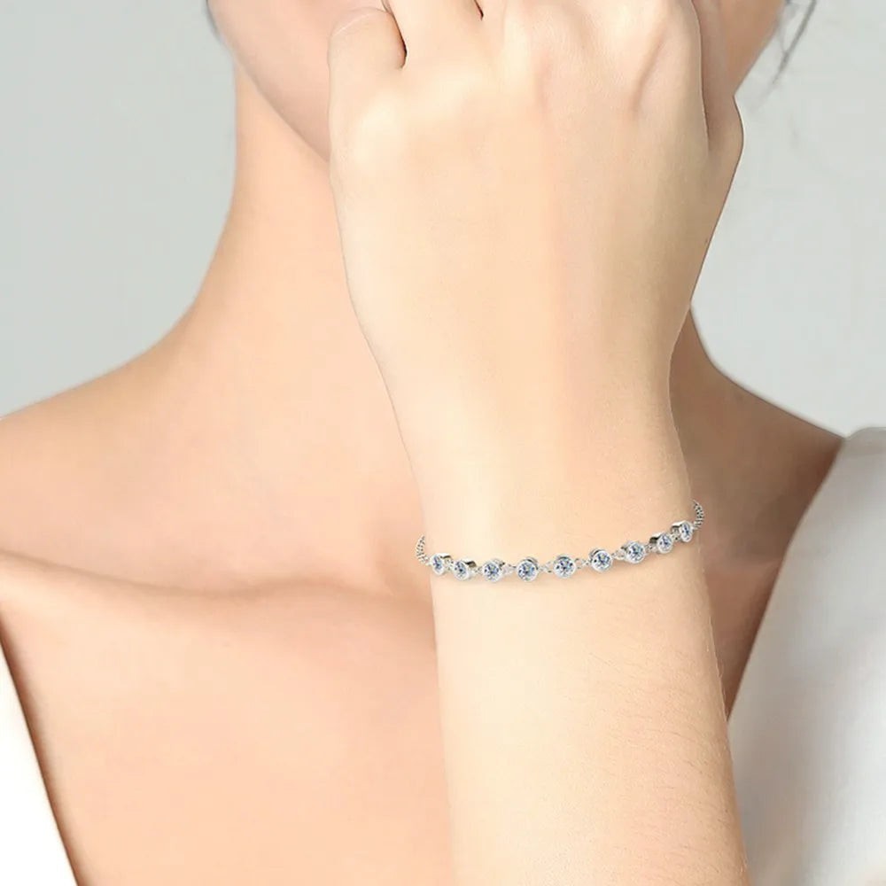 Vooraanzicht van een model dat de luxe ModaMelhor zilveren armband met de ingelegde moissanite stenen om de pols draagt.
