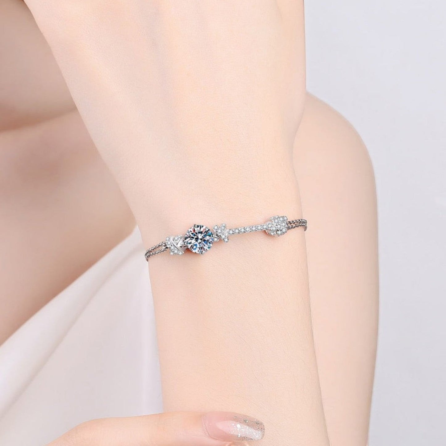 Vooraanzicht van een model dat de minimalistische ModaMelhor zilveren moissanite armband met het met zirkonia bezette staafje om de pols draagt.
