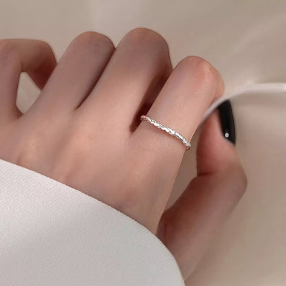 Sfeerfoto van de hand van een model die de subtiele, verstelbare ModaMelhor ring van 925 sterling zilver met gehamerde textuur elegant draagt.
