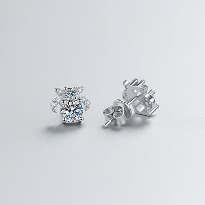Schuinaanzicht van de ModaMelhor moissanite oorbellen van 925 sterling zilver, waarbij één sieraad van voren en één sieraad met de achterkant en de vlindermutssluiting wordt getoond.