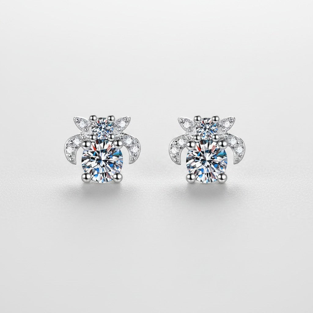 Vooraanzicht van de twee ModaMelhor moissanite oorbellen van 925 sterling zilver, ontworpen in een unieke vorm van een insect ingezet met sprankelende stenen.