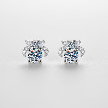 Vooraanzicht van de twee ModaMelhor moissanite oorbellen van 925 sterling zilver, ontworpen in een unieke vorm van een insect ingezet met sprankelende stenen.