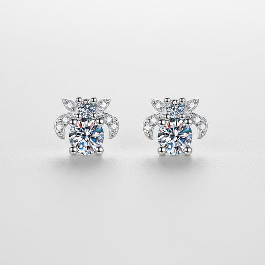 Vooraanzicht van de twee ModaMelhor moissanite oorbellen van 925 sterling zilver, ontworpen in een unieke vorm van een insect ingezet met sprankelende stenen.