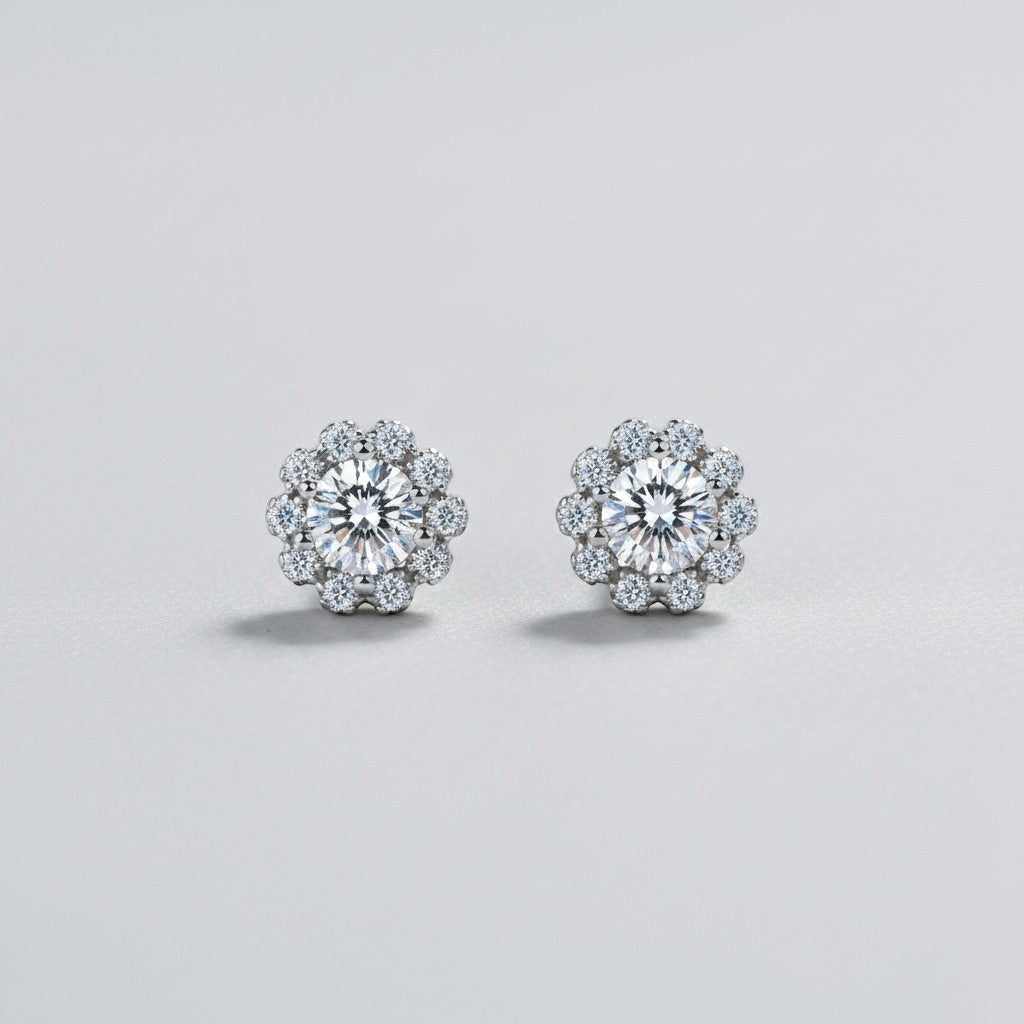 Symmetrisch vooraanzicht van het paar ModaMelhor bloemvormige oorknopjes van 925 sterling zilver met sprankelende moissanite stenen en zirkonia accenten.