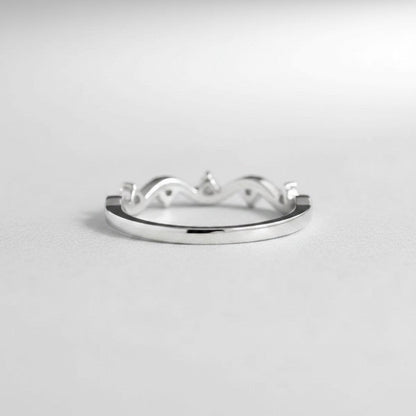 Liggend achteraanzicht van de platliggende ModaMelhor ring van 925 sterling zilver met een elegant golvend patroon ingezet met zirkonia steentjes.