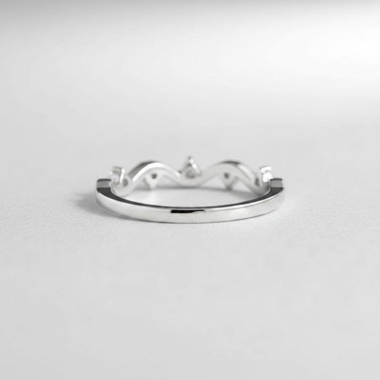 Liggend achteraanzicht van de platliggende ModaMelhor ring van 925 sterling zilver met een elegant golvend patroon ingezet met zirkonia steentjes.