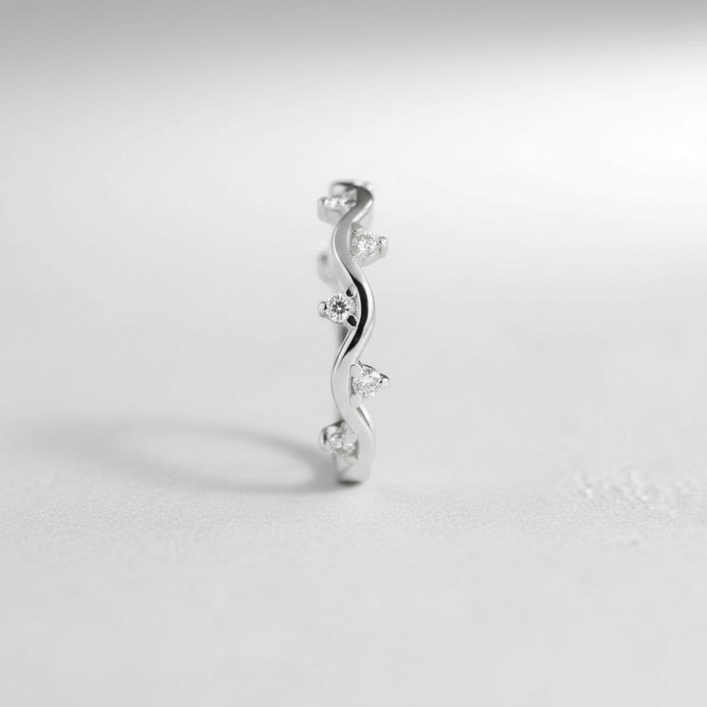 Zijaanzicht van de rechtopstaande ModaMelhor ring van 925 sterling zilver, met een duidelijke focus op het golvende patroon en de ingelegde zirkonia steentjes.