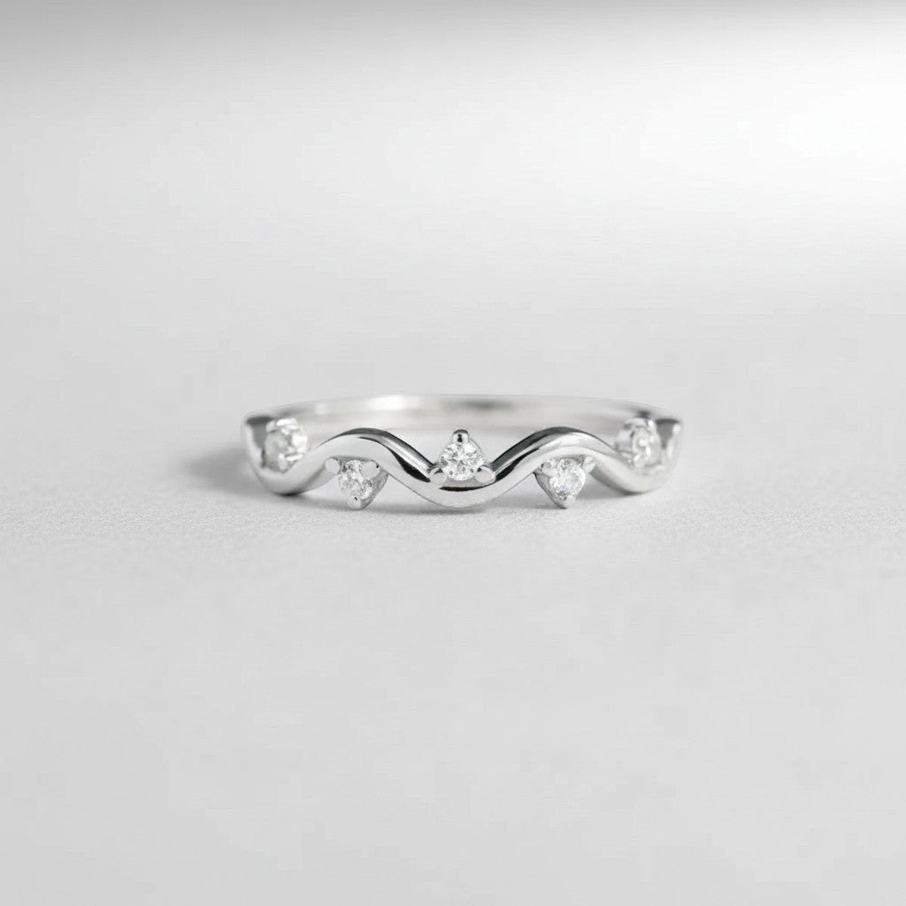 Recht vooraanzicht van de platliggende ModaMelhor ring van 925 sterling zilver, die het symmetrische golvende patroon en de fonkelende zirkonia stenen prachtig toont.