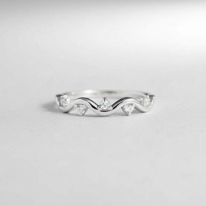 Recht vooraanzicht van de platliggende ModaMelhor ring van 925 sterling zilver, die het symmetrische golvende patroon en de fonkelende zirkonia stenen prachtig toont.