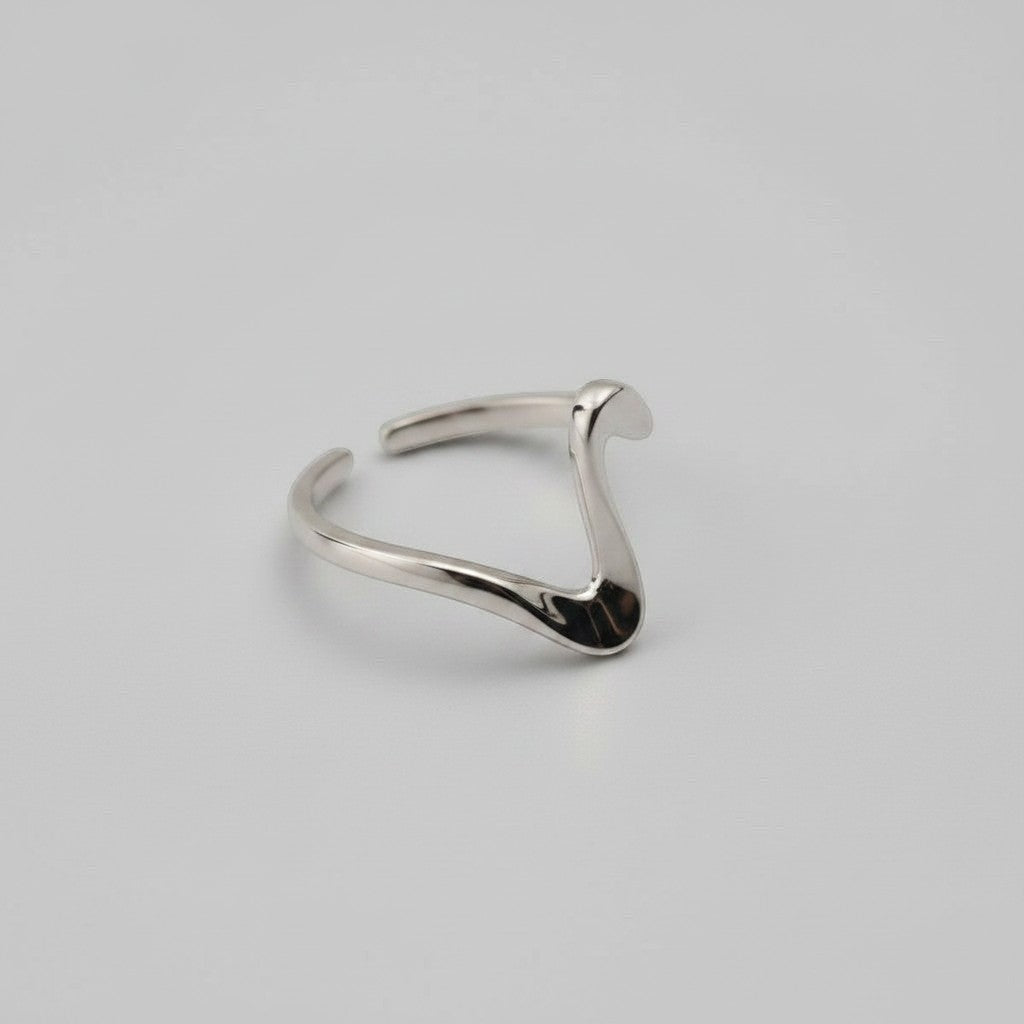 Zijaanzicht van de platliggende, verstelbare ModaMelhor ring van 925 sterling zilver met een minimalistisch en elegant gebogen ontwerp.