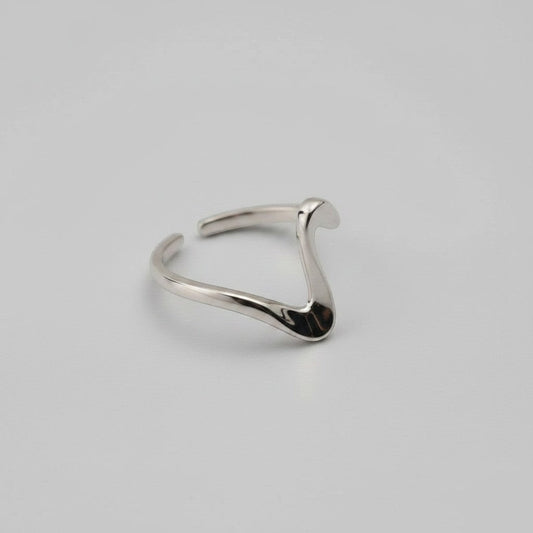 Zijaanzicht van de platliggende, verstelbare ModaMelhor ring van 925 sterling zilver met een minimalistisch en elegant gebogen ontwerp.