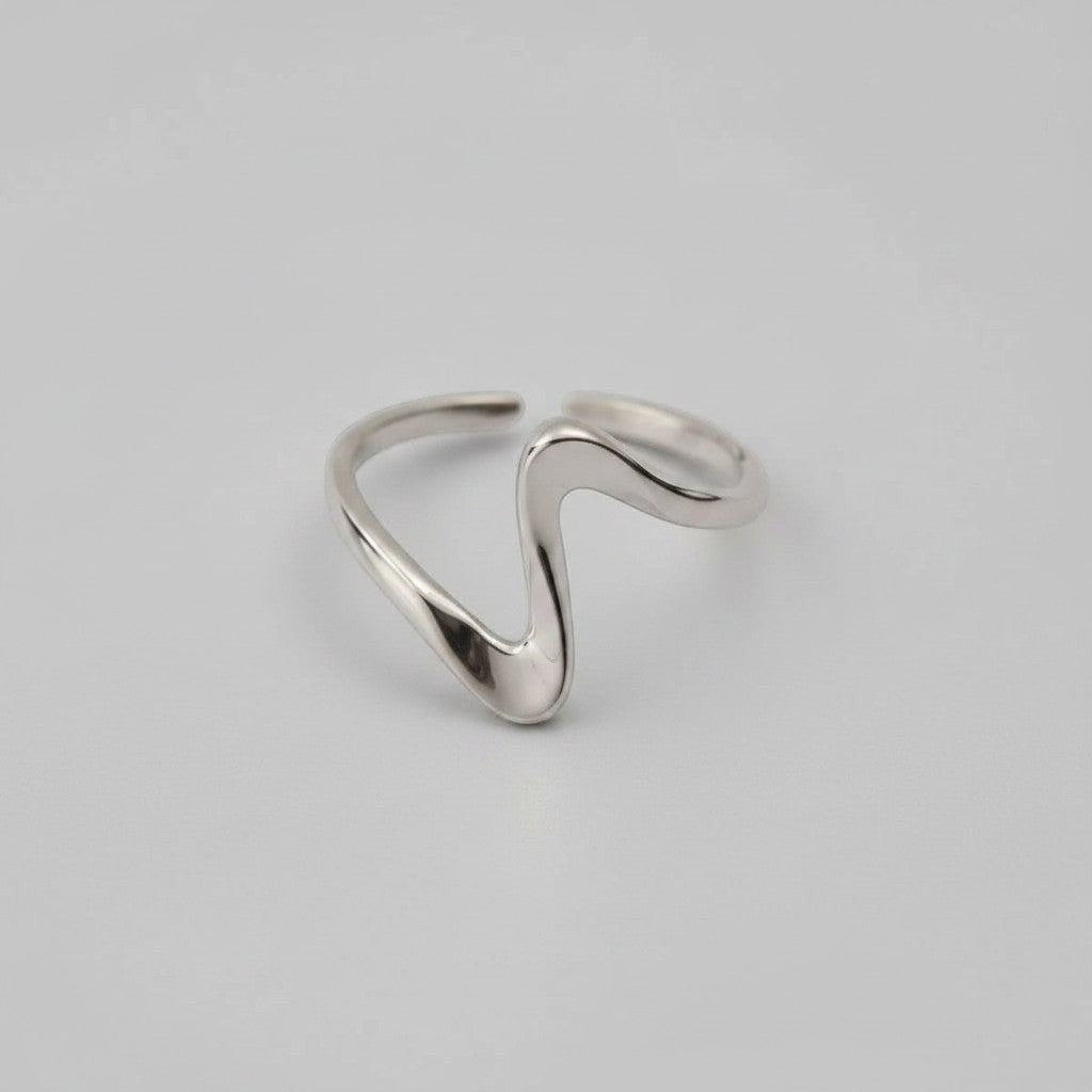 Vooraanzicht van de platliggende, verstelbare ModaMelhor ring van 925 sterling zilver met een uniek en vloeiend gebogen ontwerp.