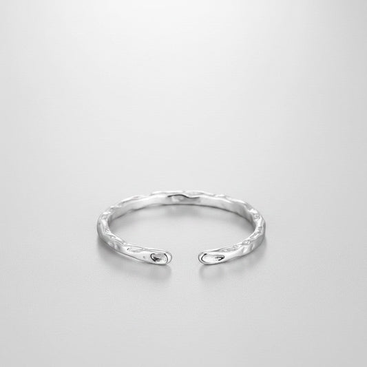 Liggend vooraanzicht van de open, verstelbare ModaMelhor ring van 925 sterling zilver met een stijlvolle gehamerde textuur.
