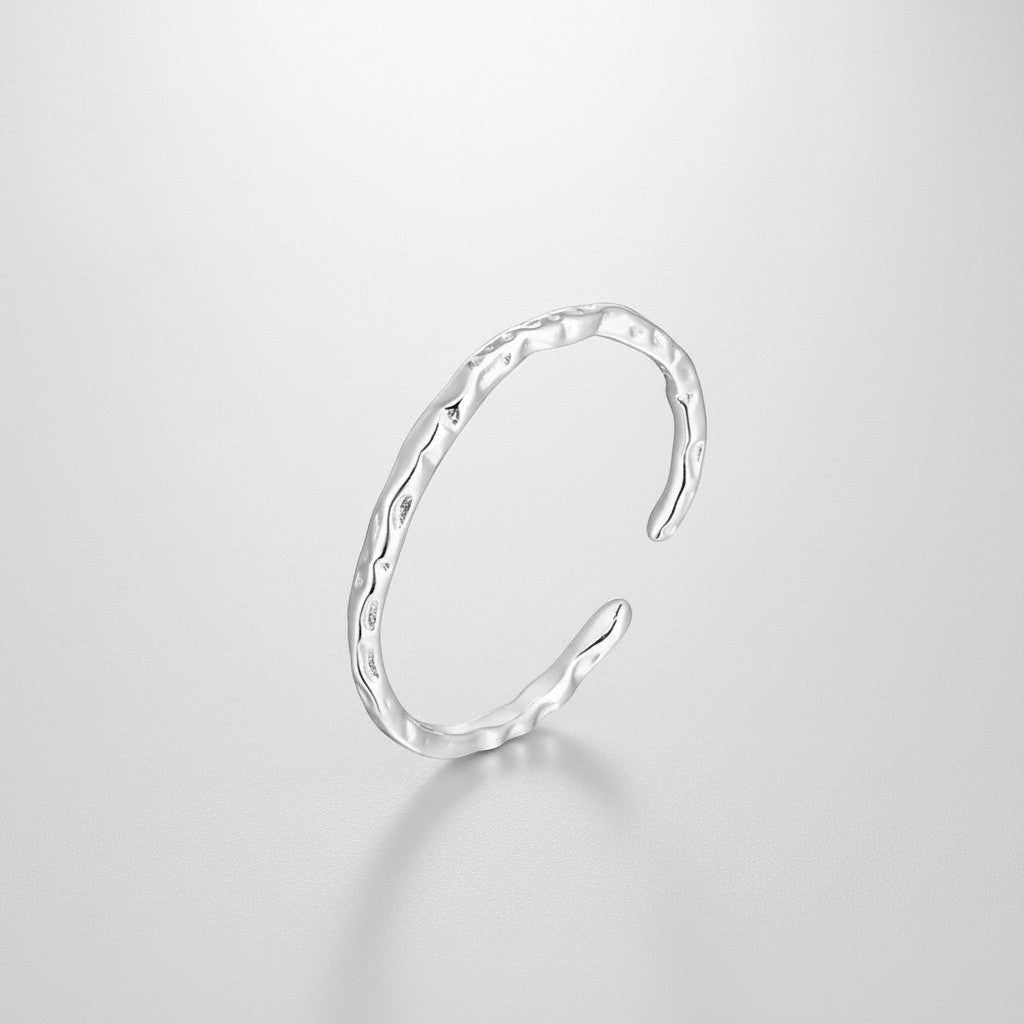 Zijaanzicht van de rechtopstaande, verstelbare ModaMelhor ring van 925 sterling zilver met een gedetailleerde en subtiel gehamerde textuur.