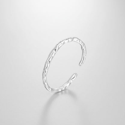 Zijaanzicht van de rechtopstaande, verstelbare ModaMelhor ring van 925 sterling zilver met een gedetailleerde en subtiel gehamerde textuur.