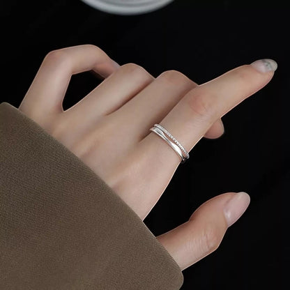 Sfeerfoto van de hand van een model die de verstelbare ModaMelhor ring van platina op 925 sterling zilver met dubbele band elegant draagt.
