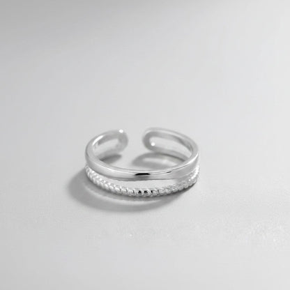 Zijaanzicht van de platliggende, verstelbare ModaMelhor ring van platina op 925 sterling zilver, met een dubbel band-ontwerp en een open achterzijde.
