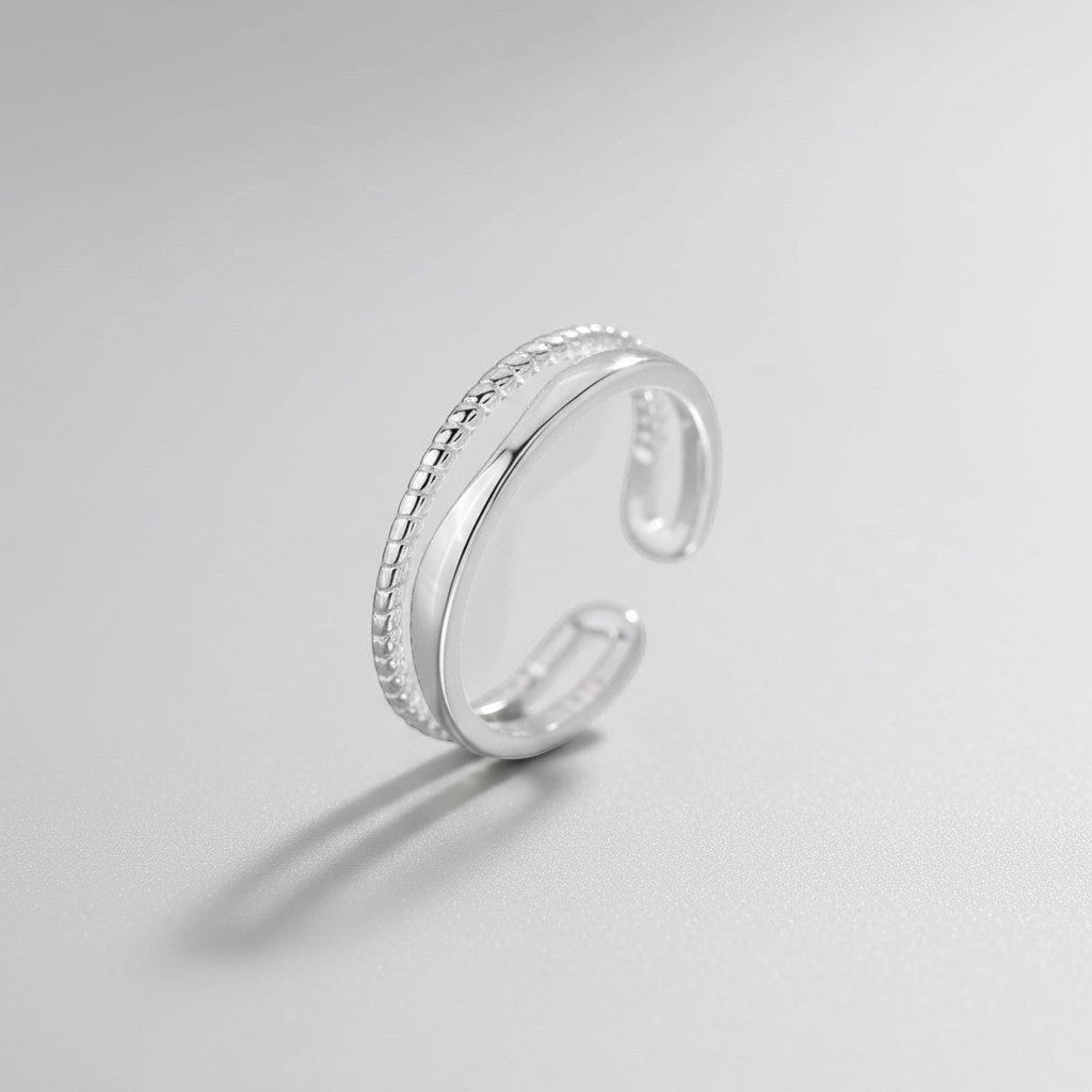 Zijaanzicht van de rechtopstaande, verstelbare ModaMelhor ring van platina op 925 sterling zilver, met een duidelijke focus op de open achterzijde en het dubbele band-ontwerp.
