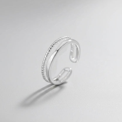 Zijaanzicht van de rechtopstaande, verstelbare ModaMelhor ring van platina op 925 sterling zilver, met een duidelijke focus op de open achterzijde en het dubbele band-ontwerp.