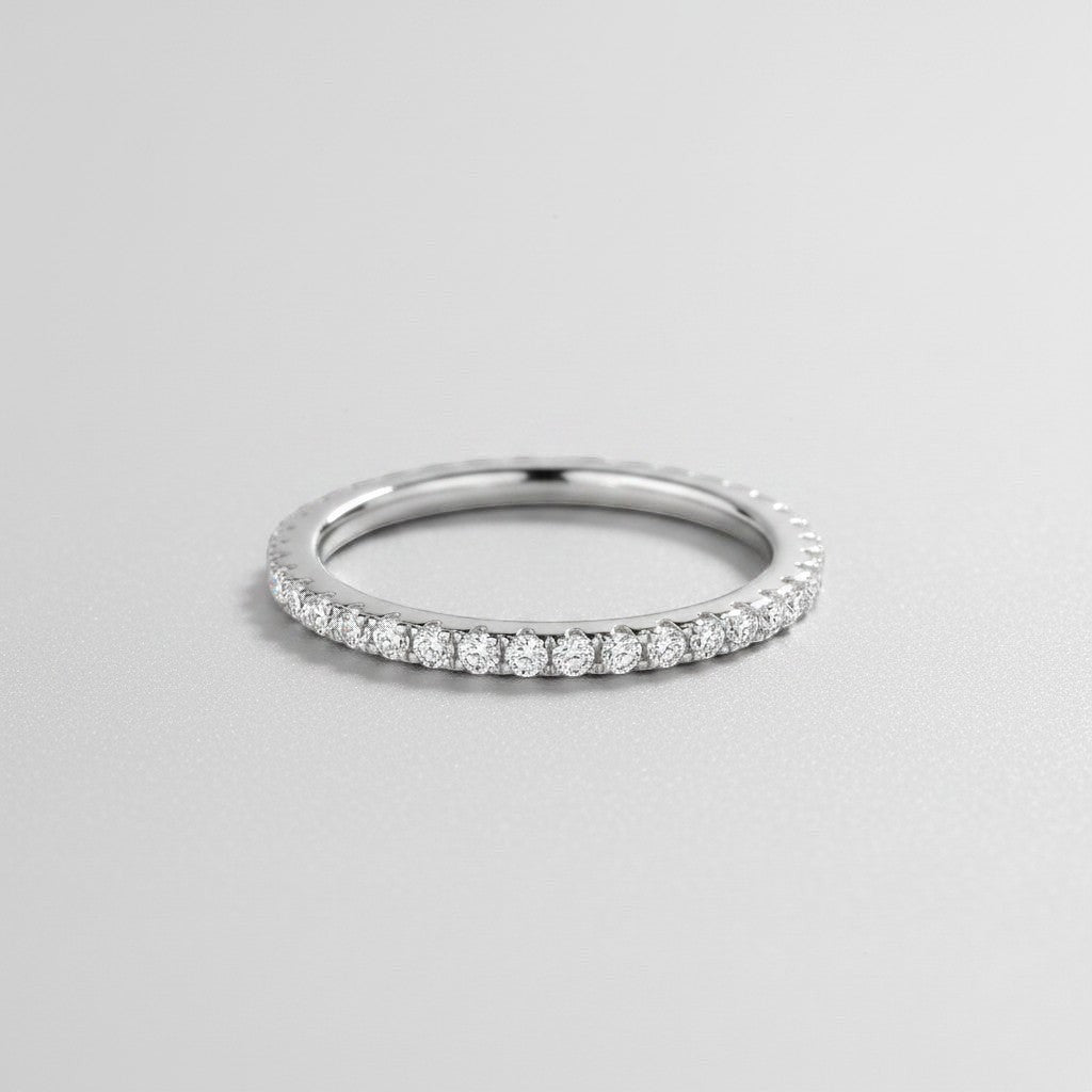 ModaMelhor zilveren ring bezet met een rij van sprankelende, rond geslepen moissanite steentjes van 0,57 karaat.