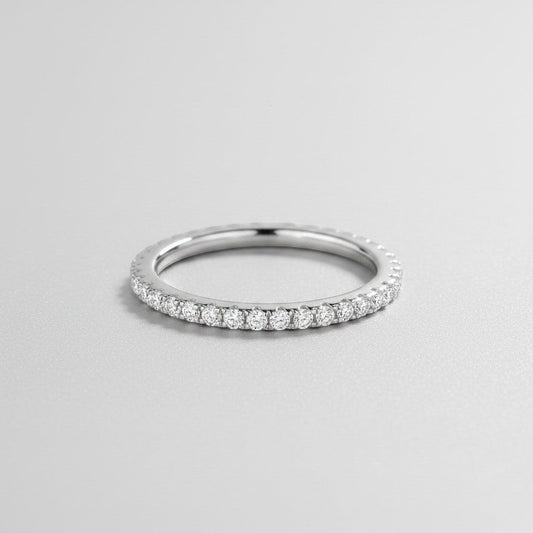 ModaMelhor zilveren ring bezet met een rij van sprankelende, rond geslepen moissanite steentjes van 0,57 karaat.
