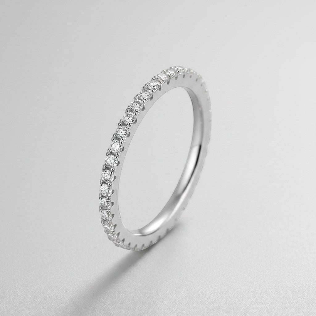 Schuin vooraanzicht van de ModaMelhor zilveren eternity ring, die de schittering en de doorlopende rij van ronde moissanite steentjes laat zien.