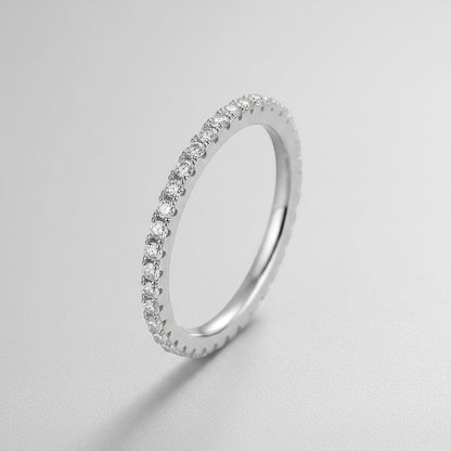 Schuin vooraanzicht van de ModaMelhor zilveren eternity ring, die de schittering en de doorlopende rij van ronde moissanite steentjes laat zien.