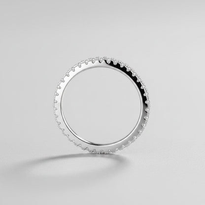 Zijaanzicht van de ModaMelhor zilveren ring, waarin de ronde moissanite steentjes en de fijn afgewerkte zetting goed zichtbaar zijn.