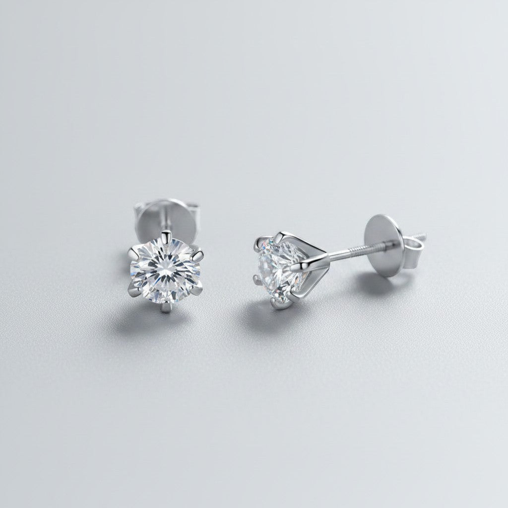 Vooraanzicht en zijaanzicht van de platliggende ModaMelhor Classic Solitaire oorknopjes van 925 sterling zilver met 1 CT moissanite stenen.