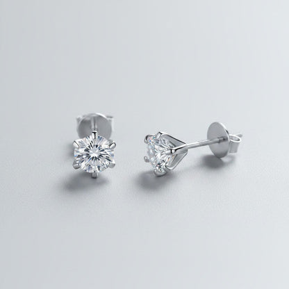 Vooraanzicht en zijaanzicht van de platliggende ModaMelhor Classic Solitaire oorknopjes van 925 sterling zilver met 1 CT moissanite stenen.