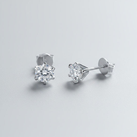 Vooraanzicht en zijaanzicht van de platliggende ModaMelhor Classic Solitaire oorknopjes van 925 sterling zilver met 1 CT moissanite stenen.