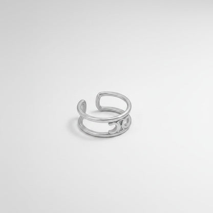 Schuin vooraanzicht van de ModaMelhor zilverkleurige open ring van titanium staal, met een focus op het dubbele bandenontwerp en het subtiele verbindingsdetail.