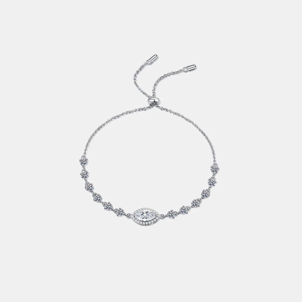 Overzicht van de ModaMelhor elegante zilveren armband van 925 sterling zilver met een centrale 1 karaat marquise-geslepen moissanite steen en een verstelbare treksluiting.