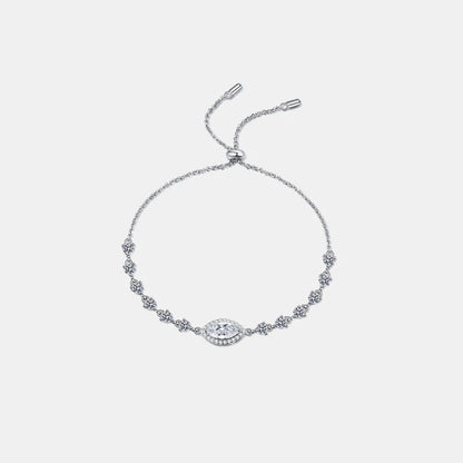 Overzicht van de ModaMelhor elegante zilveren armband van 925 sterling zilver met een centrale 1 karaat marquise-geslepen moissanite steen en een verstelbare treksluiting.