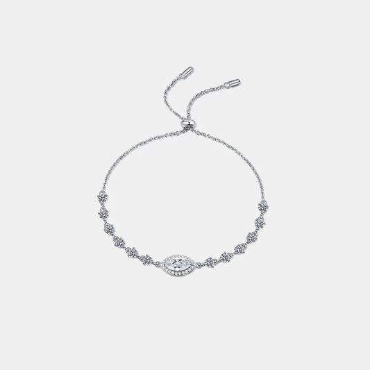 Overzicht van de ModaMelhor elegante zilveren armband van 925 sterling zilver met een centrale 1 karaat marquise-geslepen moissanite steen en een verstelbare treksluiting.