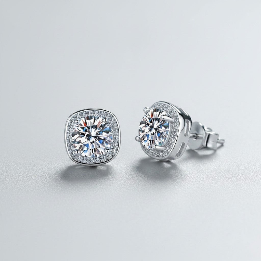 Vooraanzicht en zijaanzicht van de platliggende ModaMelhor Geometric Square oorknopjes van 925 sterling zilver met moissanite stenen en een geometrische halo van zirkonia.