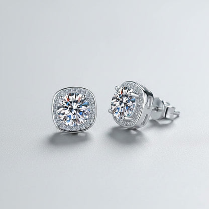 Vooraanzicht en zijaanzicht van de platliggende ModaMelhor Geometric Square oorknopjes van 925 sterling zilver met moissanite stenen en een geometrische halo van zirkonia.