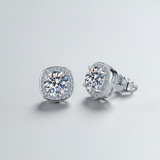 Vooraanzicht en zijaanzicht van de platliggende ModaMelhor Geometric Square oorknopjes van 925 sterling zilver met moissanite stenen en een geometrische halo van zirkonia.