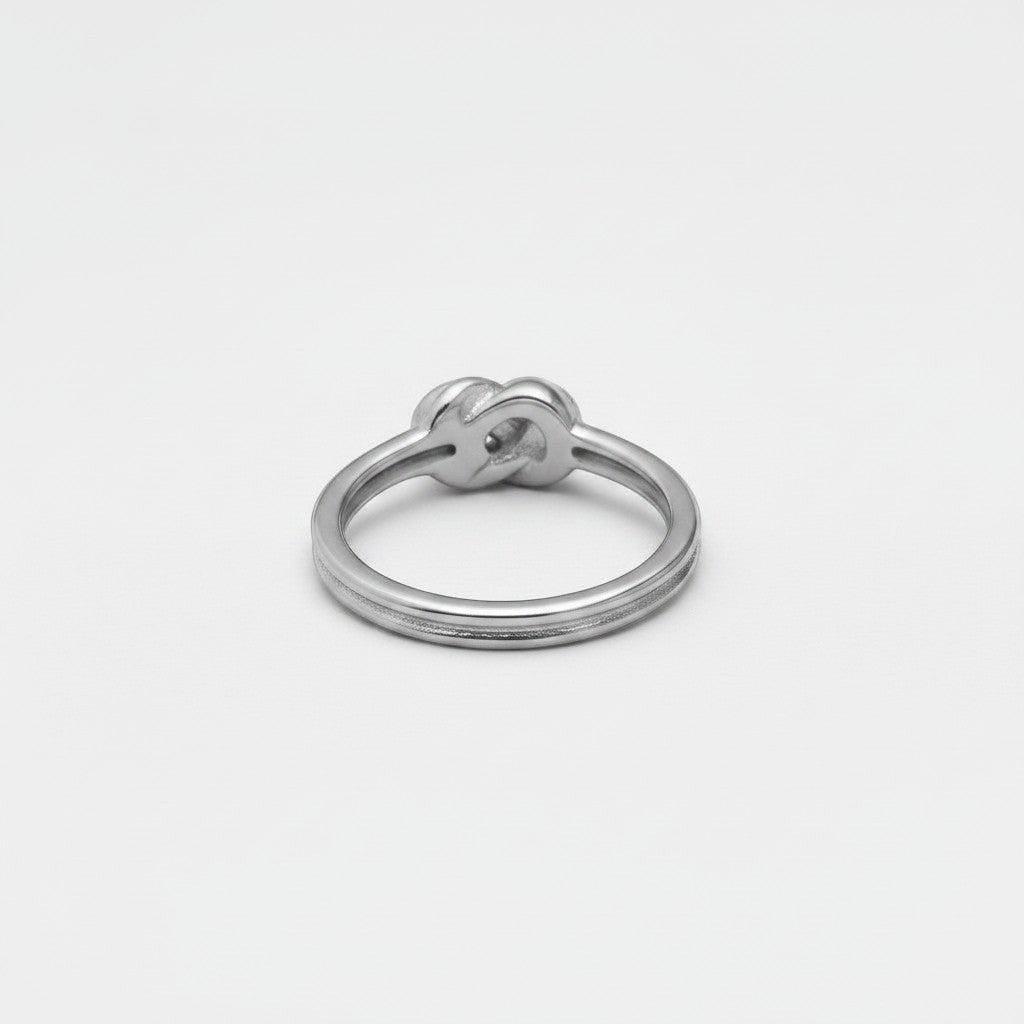 Achteraanzicht van de ModaMelhor zilverkleurige titanium stalen ring, met een focus op de binnenzijde van de band en het knoopdesign.