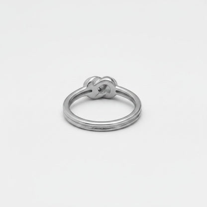 Achteraanzicht van de ModaMelhor zilverkleurige titanium stalen ring, met een focus op de binnenzijde van de band en het knoopdesign.