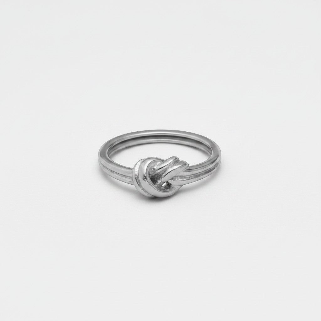 ModaMelhor zilverkleurige ring van hoogwaardig titanium staal met een minimalistisch en elegant knoopdesign aan de voorkant.