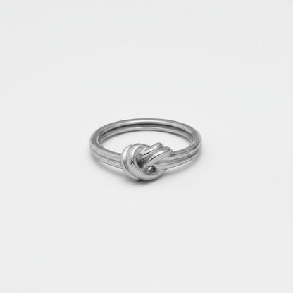 ModaMelhor zilverkleurige ring van hoogwaardig titanium staal met een minimalistisch en elegant knoopdesign aan de voorkant.