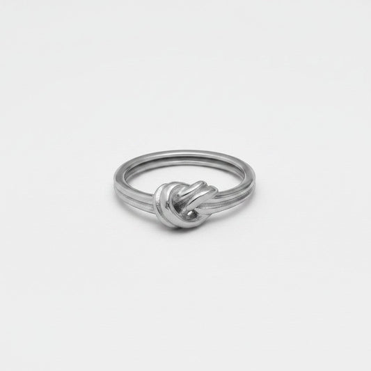 ModaMelhor zilverkleurige ring van hoogwaardig titanium staal met een minimalistisch en elegant knoopdesign aan de voorkant.