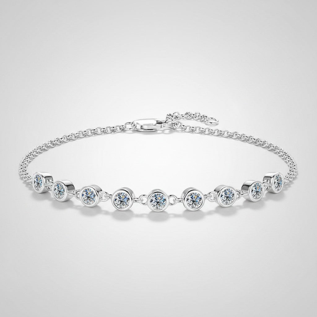 Detailopname van de ModaMelhor zilveren armband van 925 sterling zilver met een rij ronde, in zilver gevatte moissanite stenen aan de voorkant tegen een lichtgrijze achtergrond.