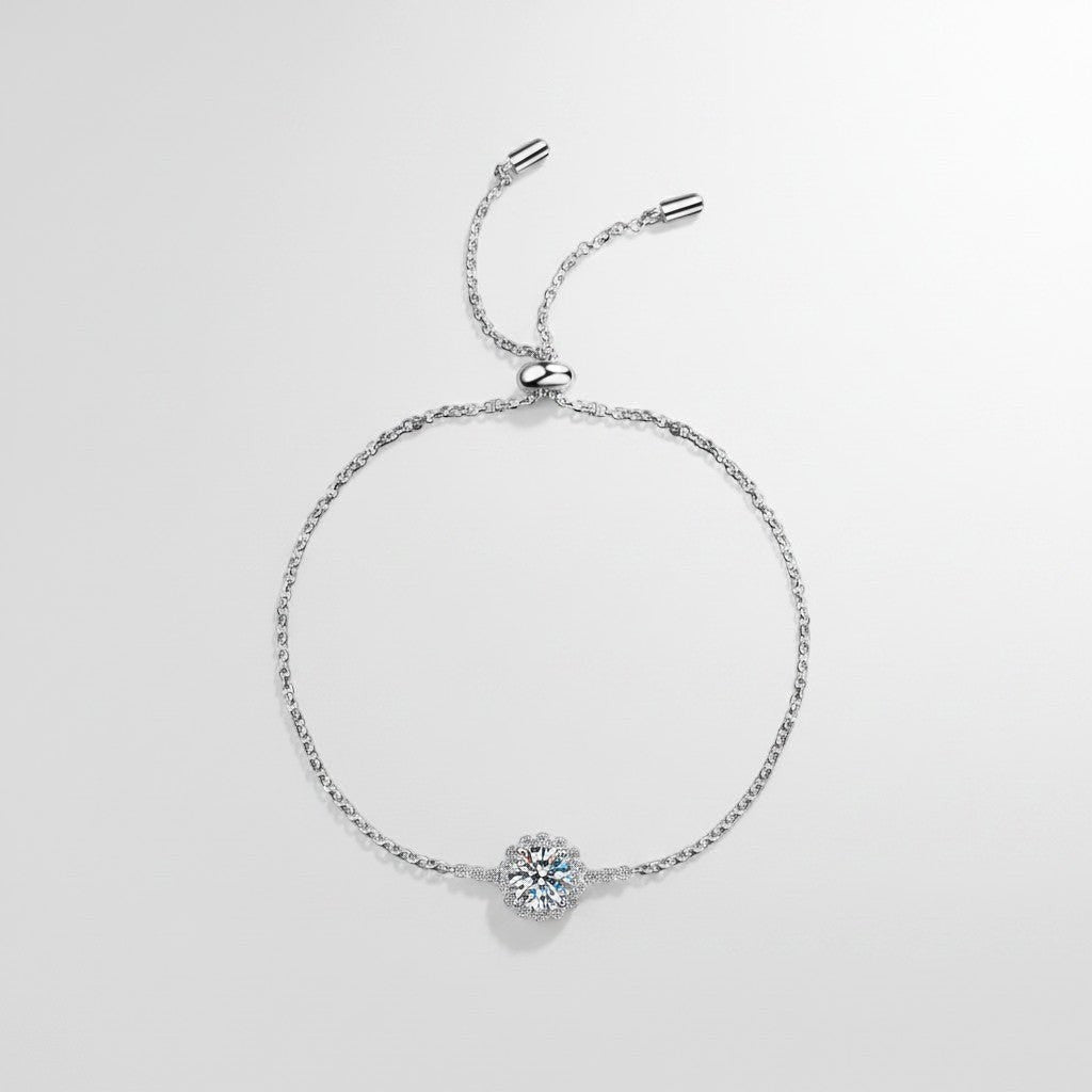Overzicht van de ModaMelhor zilveren armband met een schitterende 1 karaat moissanite steen in het midden en een handige, verstelbare treksluiting.