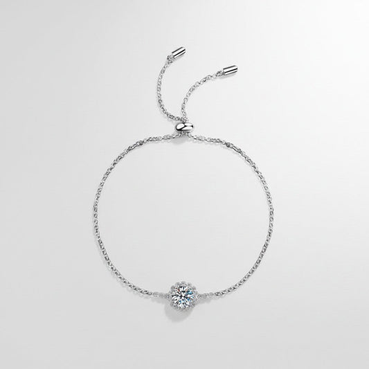 Overzicht van de ModaMelhor zilveren armband met een schitterende 1 karaat moissanite steen in het midden en een handige, verstelbare treksluiting.