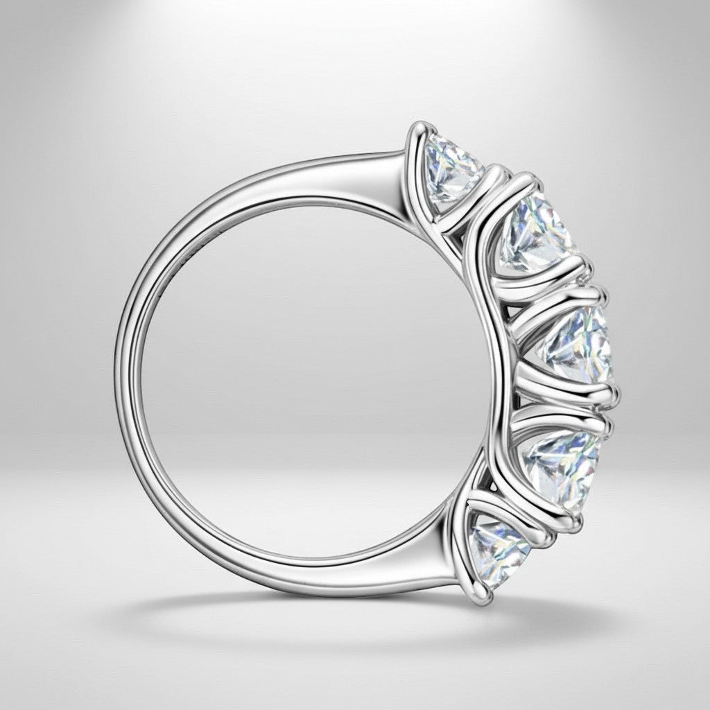 Zijaanzicht van de ModaMelhor luxe 925 sterling zilveren ring, bezet met vijf grote, fonkelende Moissanite stenen met een totaal gewicht van 3.6 karaat.
