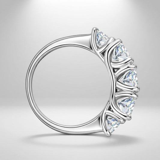 Zijaanzicht van de ModaMelhor luxe 925 sterling zilveren ring, bezet met vijf grote, fonkelende Moissanite stenen met een totaal gewicht van 3.6 karaat.