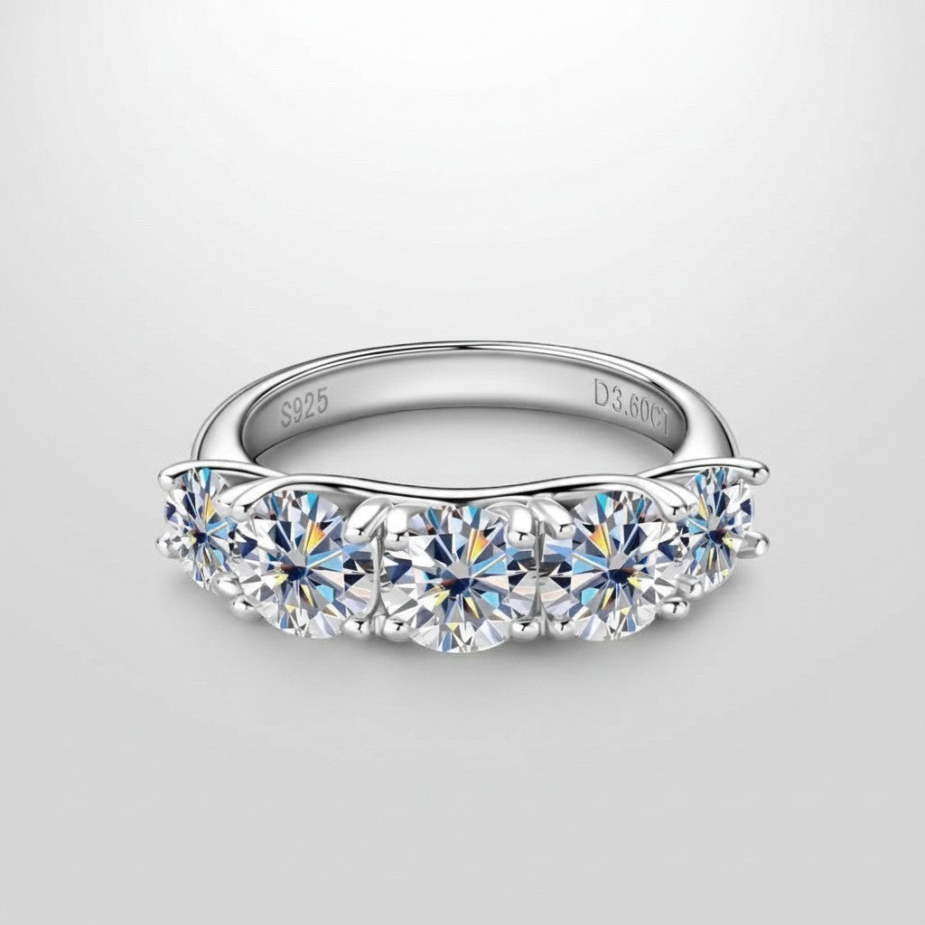 Recht vooraanzicht van de ModaMelhor 925 sterling zilveren ring, bezet met een rij van vijf ronde, sprankelende Moissanite stenen met zichtbare S925 en D3.60 kwaliteitsstempels aan de binnenzijde.